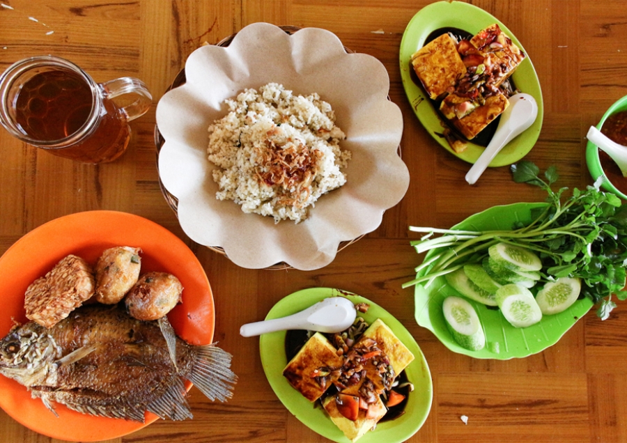 22 Wisata Kuliner Bandung Yang Menggoyang Lidah